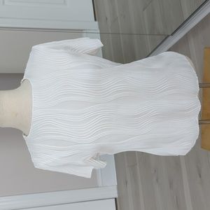 T-Shirt style top - swirl design - NWOT